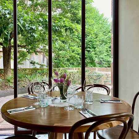 Hotel Restaurant Aupres D'angele 3*